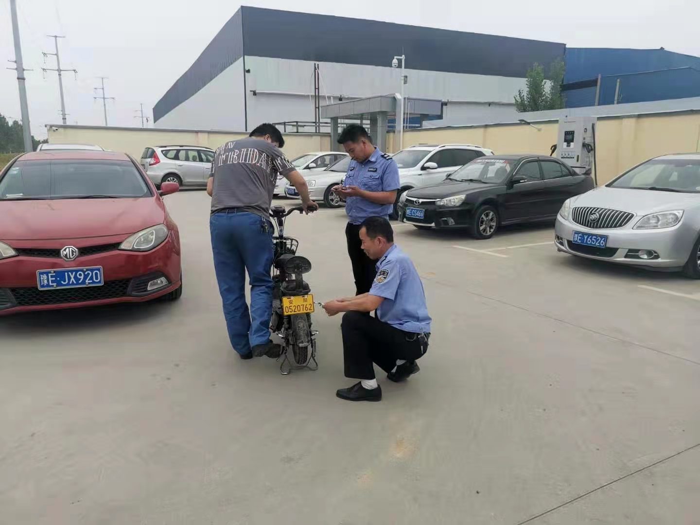 我為群眾辦實(shí)事︱太貼心了！公司門口就可以辦理電動車上牌