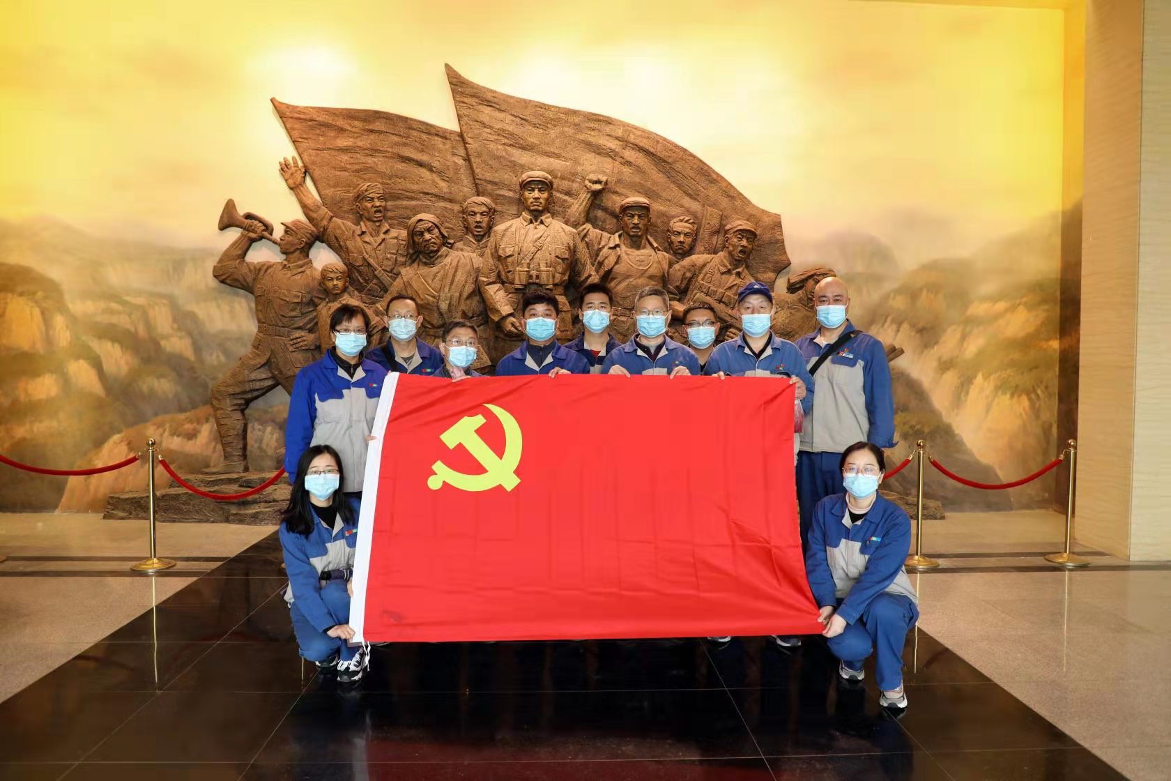 疏雨洗清明 芳菲祭英烈—— 安彩高科開(kāi)展“學(xué)黨史、祭英烈、傳精神”主題活動(dòng)