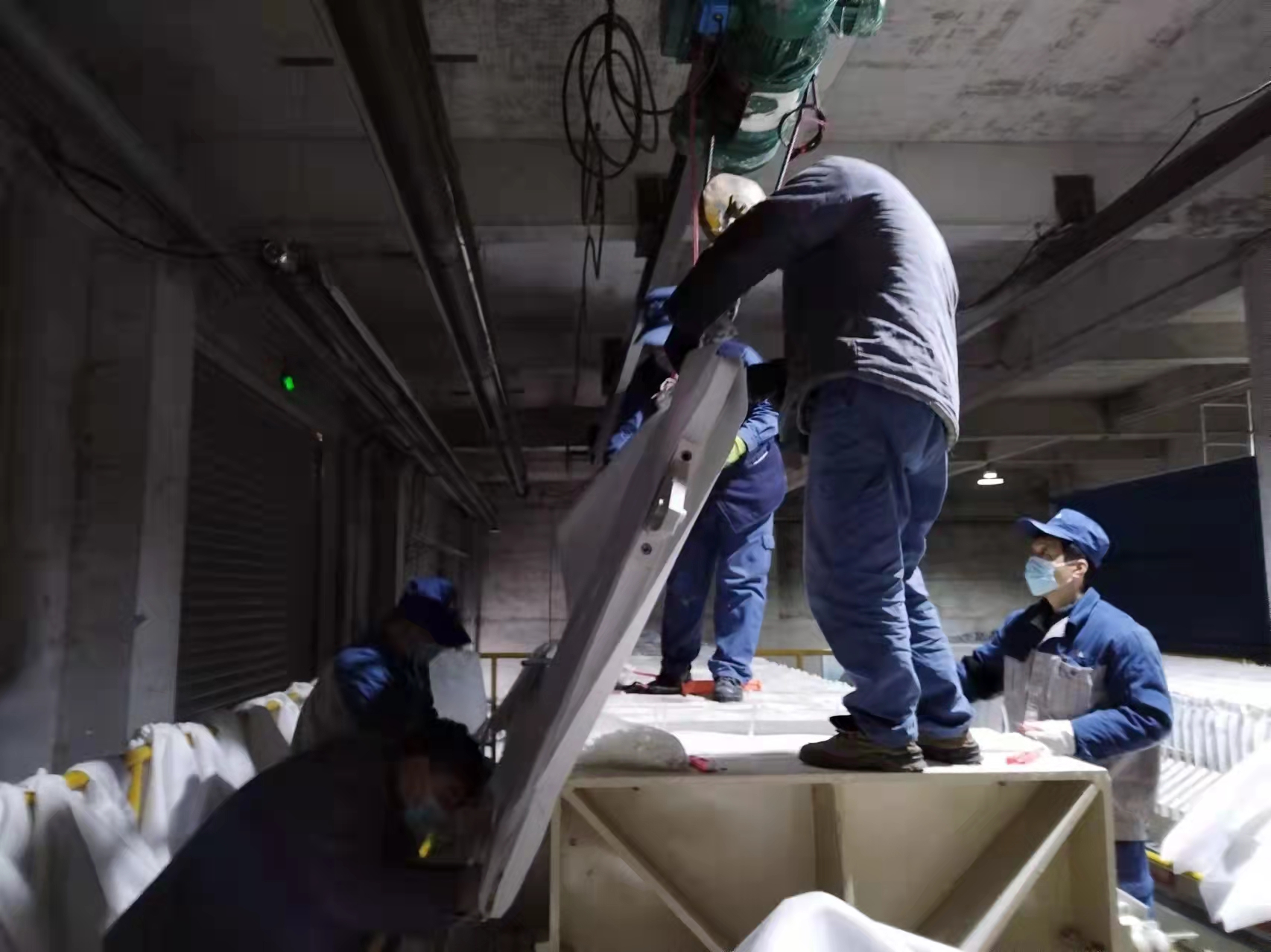 光伏新材料：春寒料峭斗志昂，爭(zhēng)分奪秒換布忙