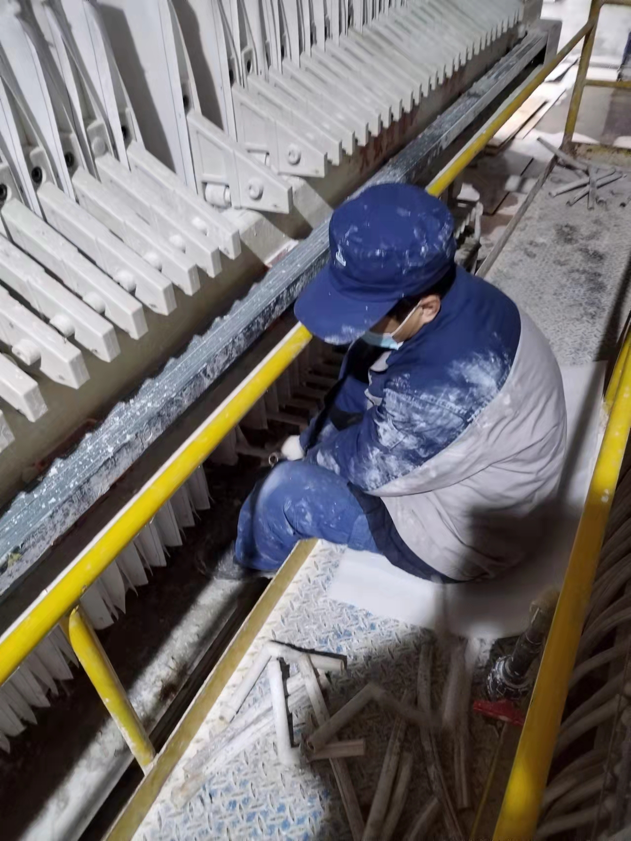 光伏新材料：春寒料峭斗志昂，爭(zhēng)分奪秒換布忙