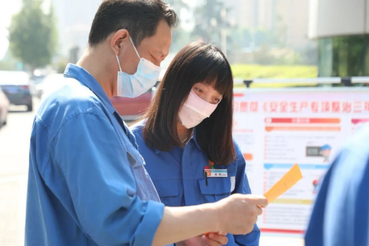 安彩高科開(kāi)展“安全宣傳咨詢(xún)?nèi)铡被顒?dòng)