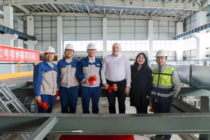 安彩藥玻項目2號窯爐順利封碹！