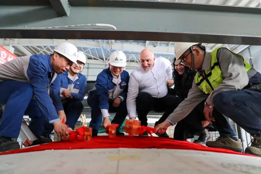 安彩藥玻項目2號窯爐順利封碹！