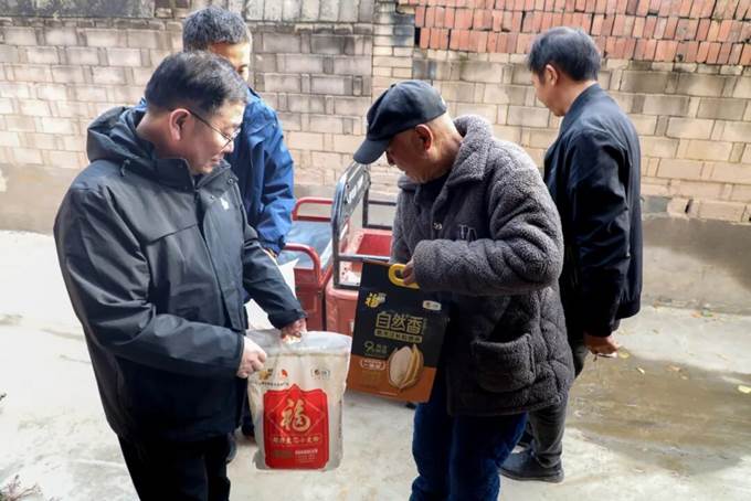 安彩高科到“第一書記”駐村點(diǎn)開展重陽節(jié)慰問活動