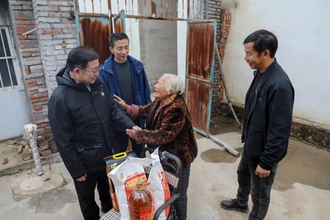 安彩高科到“第一書記”駐村點(diǎn)開展重陽節(jié)慰問活動